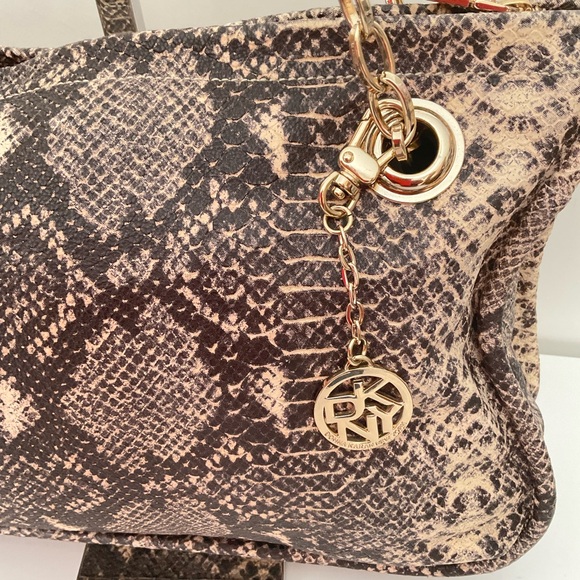 DKNY Elegant Brown Snakeskin Shoulder Bag with Chain Strap - Picture 3 of 7